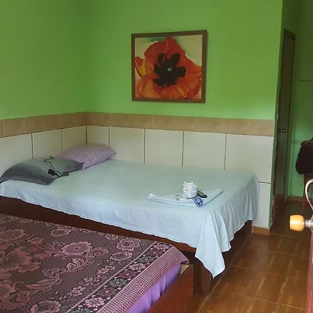 Hotel Economica Coxen Hole Kültér fotó