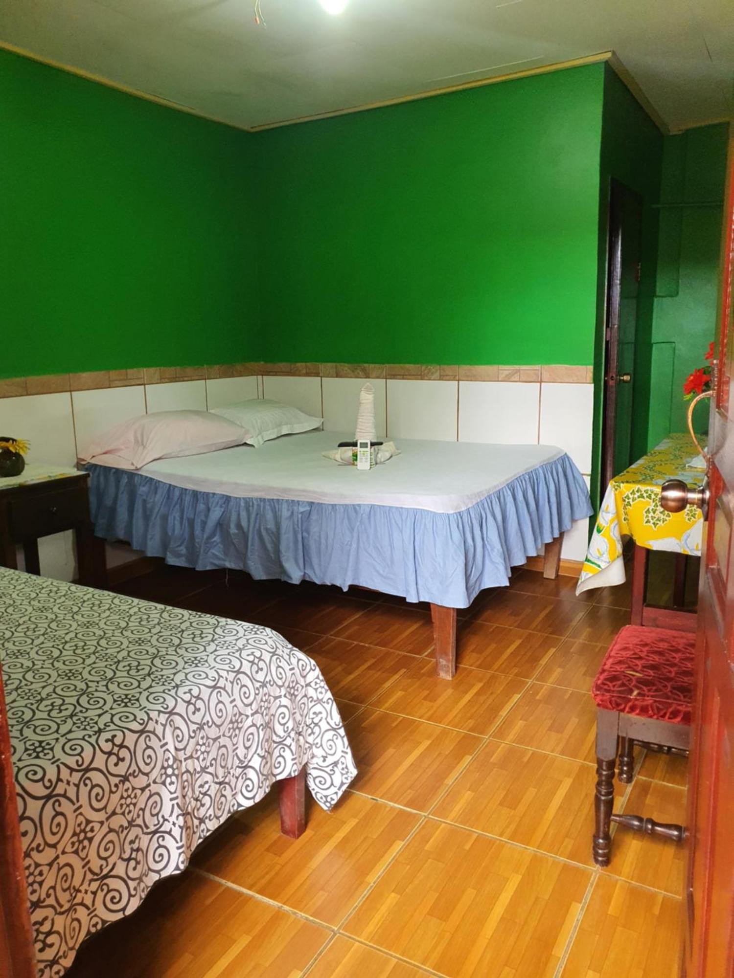 Hotel Economica Coxen Hole Kültér fotó