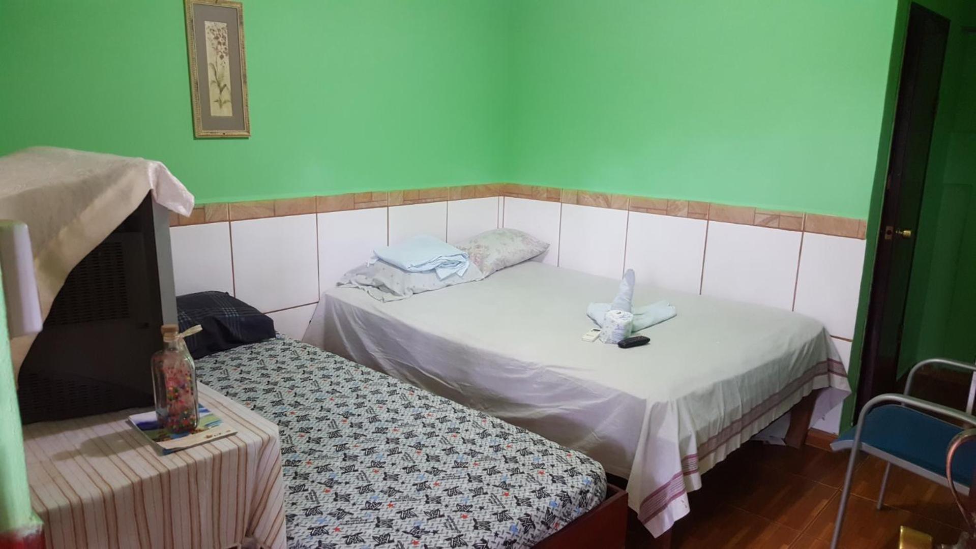 Hotel Economica Coxen Hole Kültér fotó