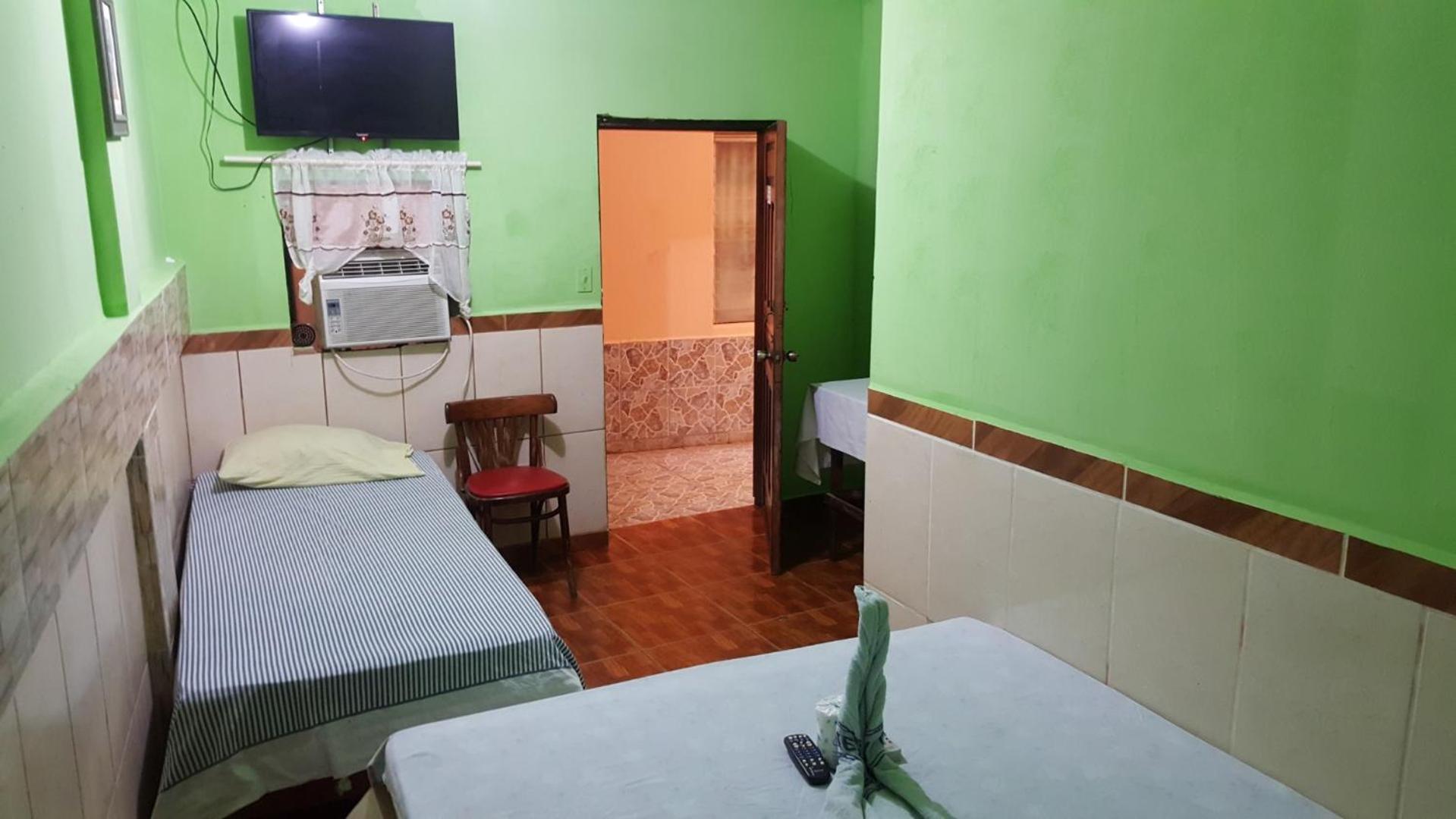 Hotel Economica Coxen Hole Kültér fotó