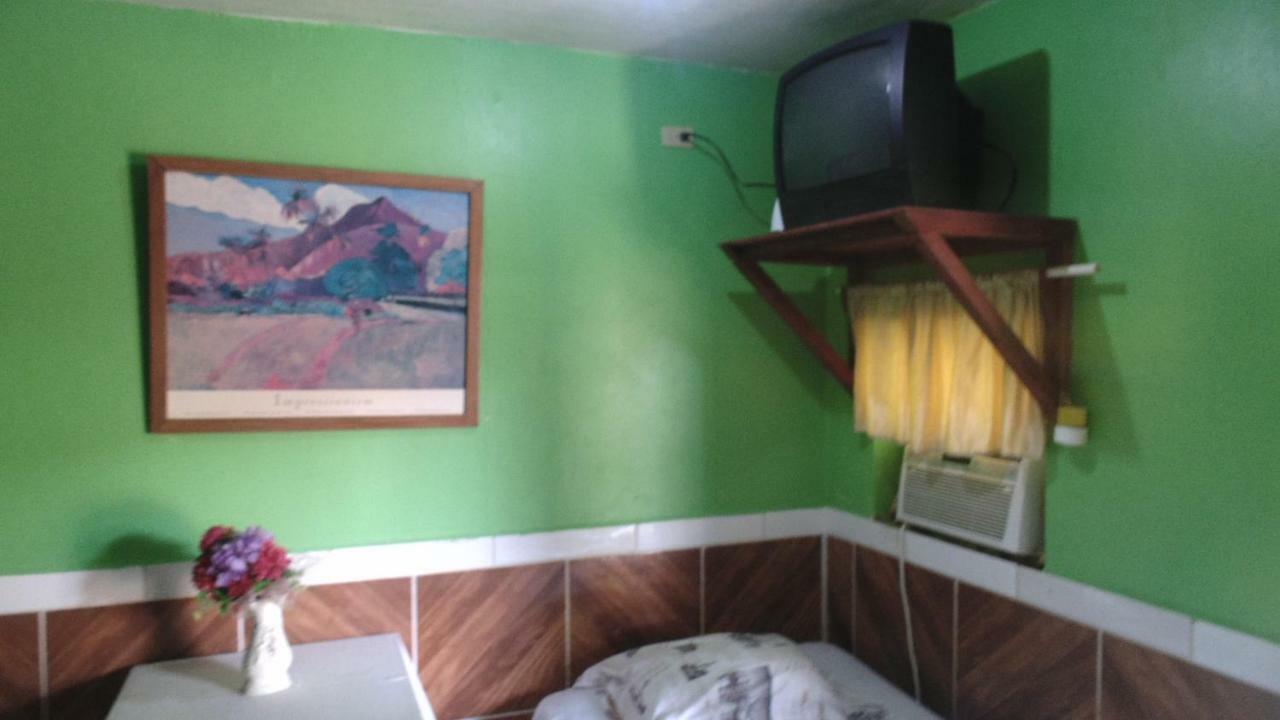 Hotel Economica Coxen Hole Kültér fotó