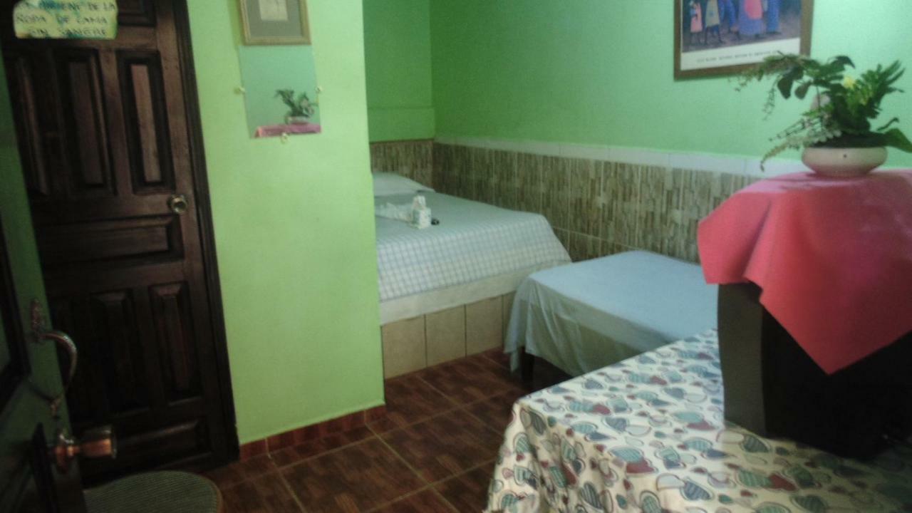 Hotel Economica Coxen Hole Kültér fotó