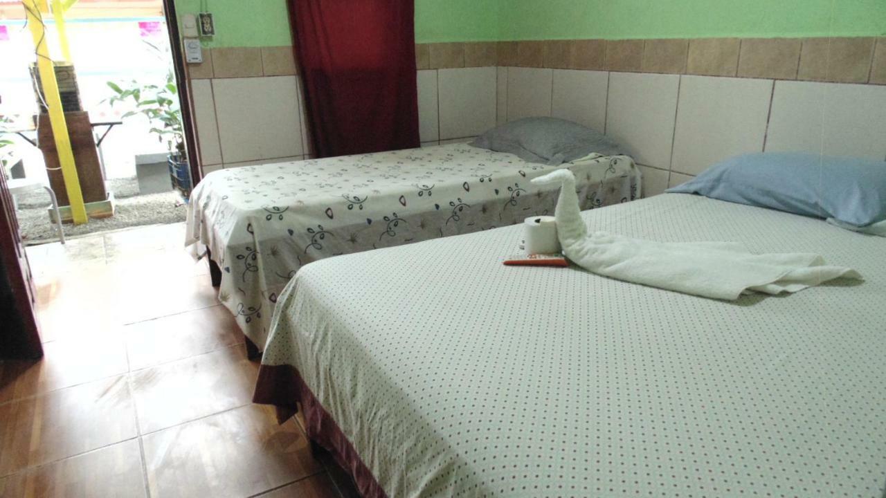 Hotel Economica Coxen Hole Kültér fotó
