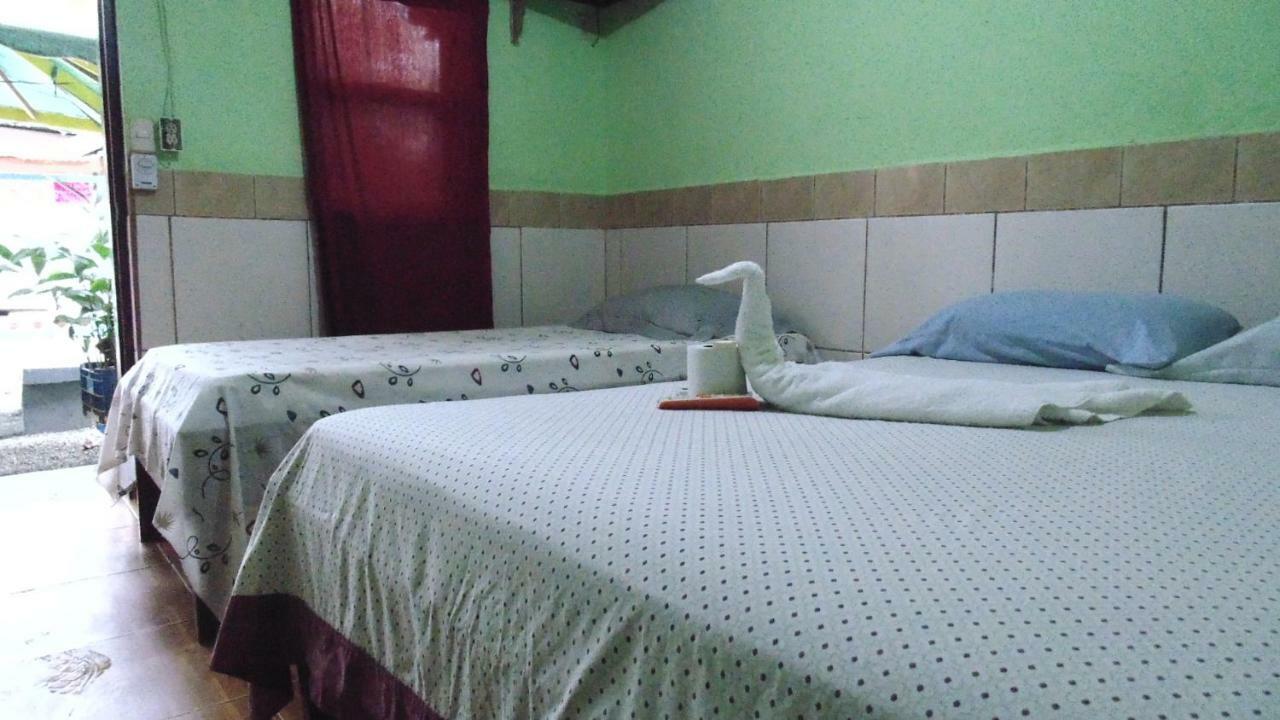 Hotel Economica Coxen Hole Kültér fotó