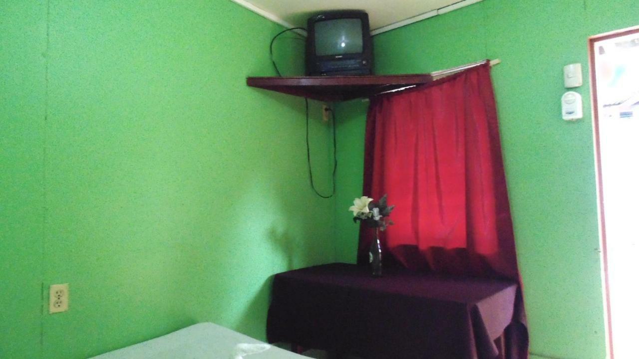 Hotel Economica Coxen Hole Kültér fotó
