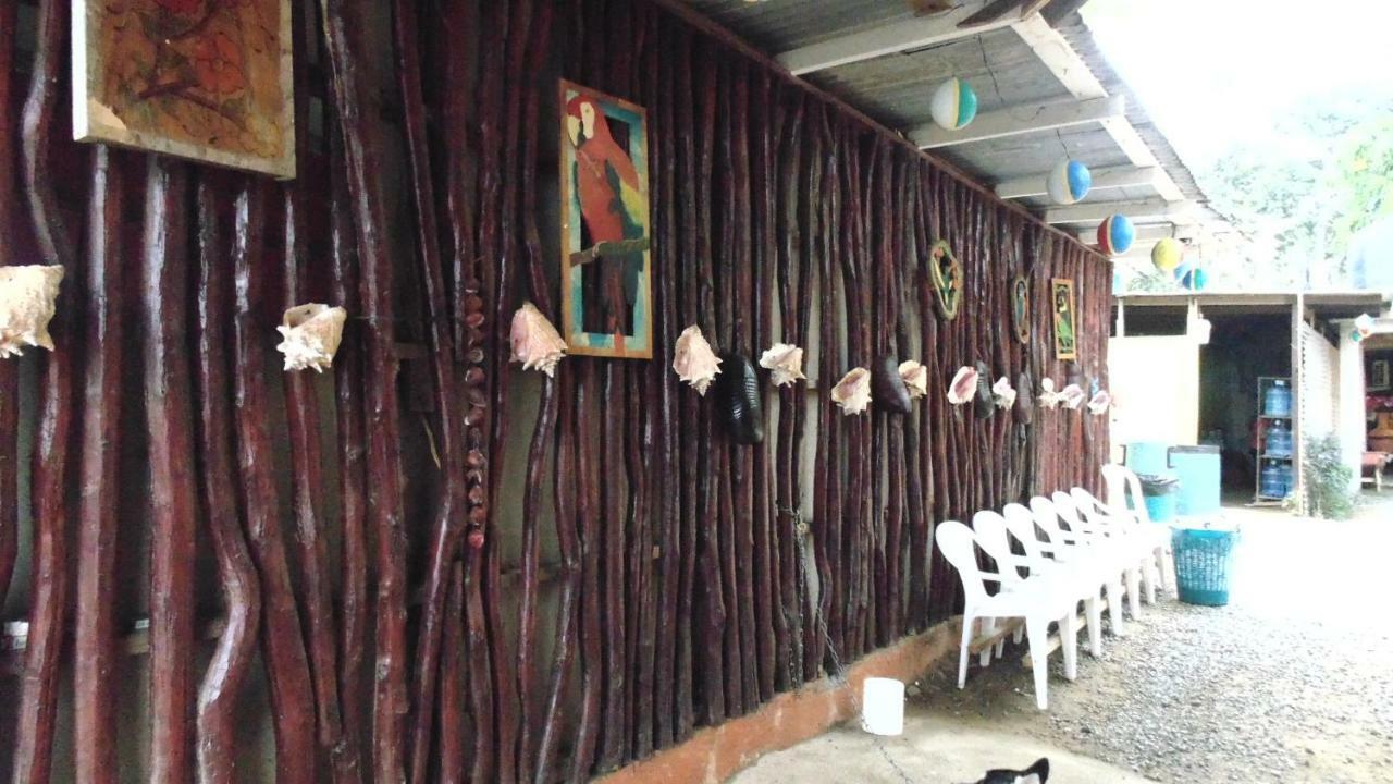Hotel Economica Coxen Hole Kültér fotó