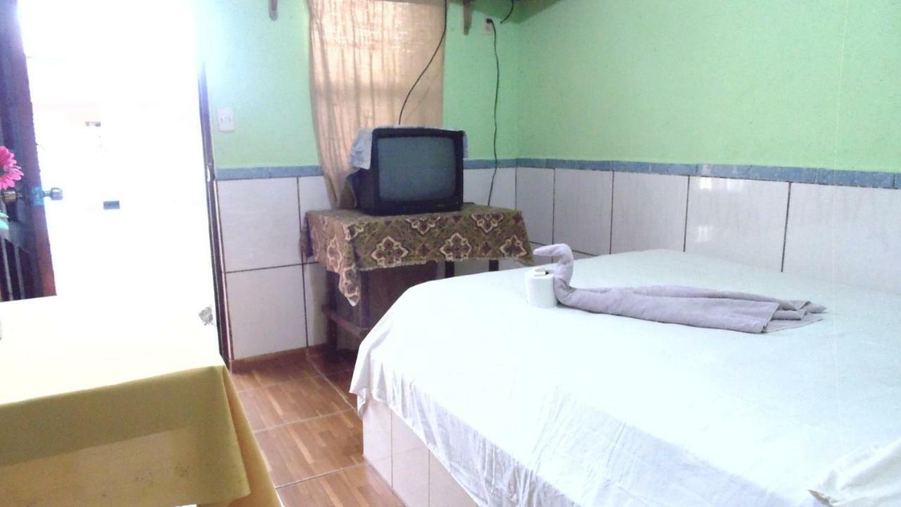 Hotel Economica Coxen Hole Kültér fotó